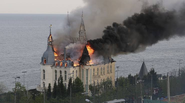 Kastil Harry Potter di Ukraina yang terbakar akibat serangan rudal Rusia. (SinPo.id/AP)