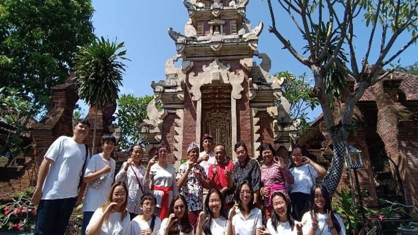 Umat Buddha mengunjungi Pura di Kota Cirebon (SinPo.id/Kemenag)