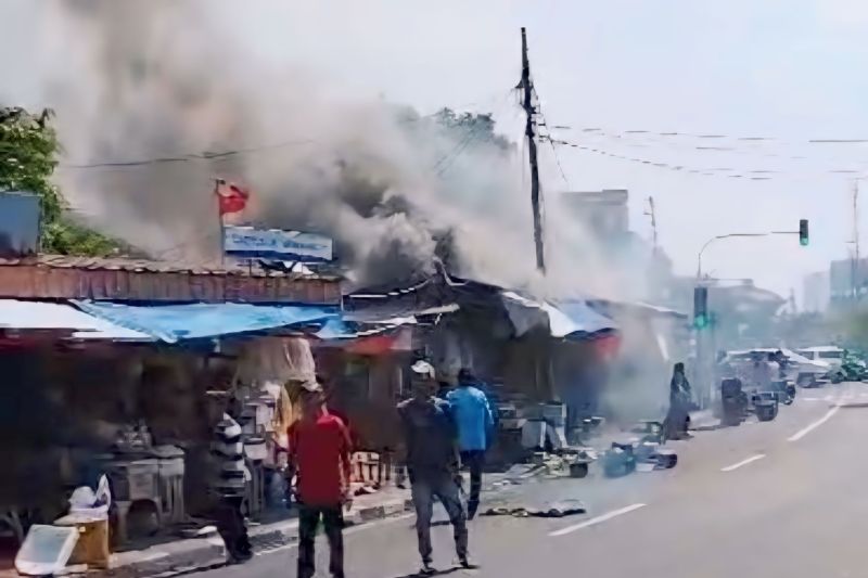 Sebanyak empat toko terbakar di Jalan Rawamangun Kelurahan Rawamangun, Kecamatan Pulogadung, Jakarta Timur. (SinPo.id/Dok. Sudin Gulkarmat Jakarta Timur)