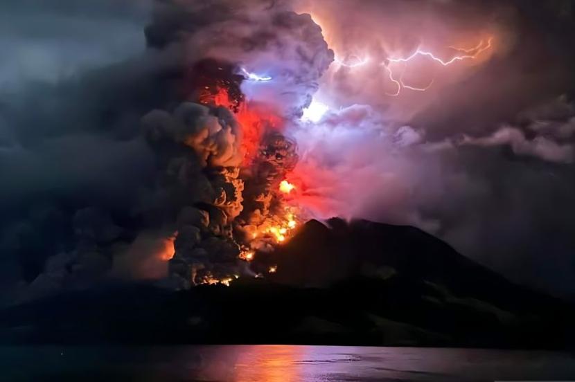 Visualisasi erupsi yang disertai kilatan petir vulkanik terjadi di Gunung Ruang, Sulawesi Utara (SinPo.id/Dok. PVMBG)
