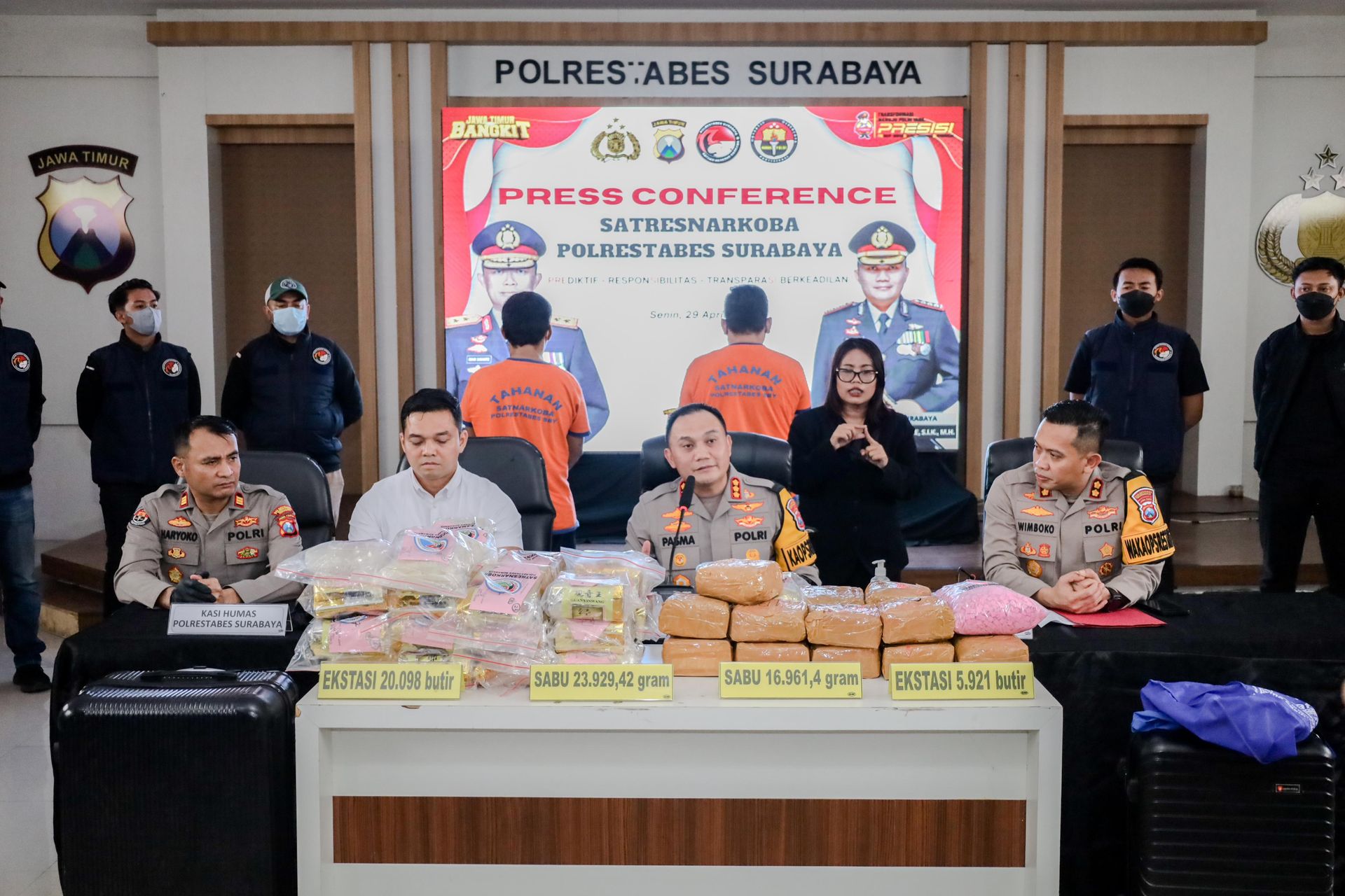 Konferensi pers kasus narkoba di Mapolrestabes Surabaya (SinPo.id/ Humas Polri)