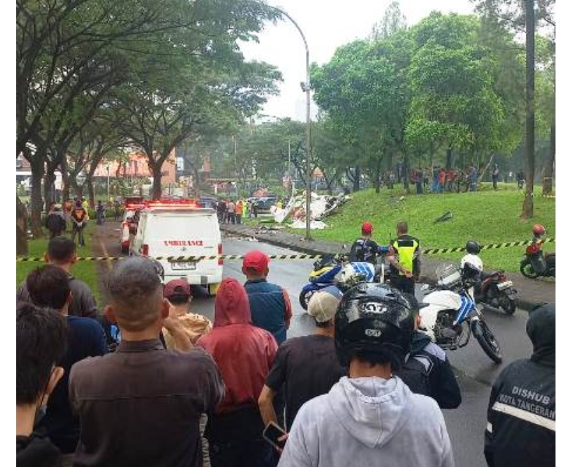 Mobil ambulance mengevakuasi korban pesawat jatuh di BSD. (SinPo.id/Instagram)