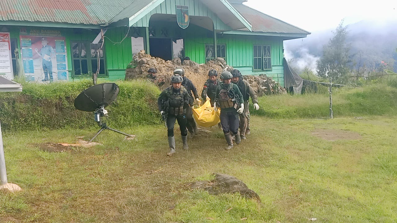 Pasukan gabungan TNI-Polri Satgas Nanggala Kopassus mengevakuasi jenazah Almarhum Alexsander Parapak. (SinPo.id/Puspen TNI)