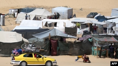 Pengungsi Palestina mengungsi ke daerah yang lebih aman di Rafah di Jalur Gaza selatan (SinPo.id/AFP)