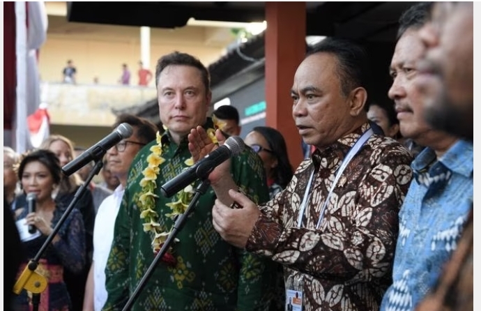 Elon Musk dan Menkominfo Budi Arie Setiadi meresmikan Starlink di Bali. (SinPo.id/Kominfo)