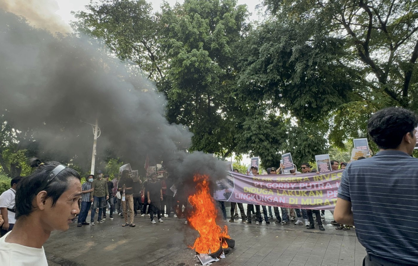 Aksi demonstrasi penolakan aktivitas tambang di Musi Rawas Utara di depan Gedung Kementerian LHK. Istimewa