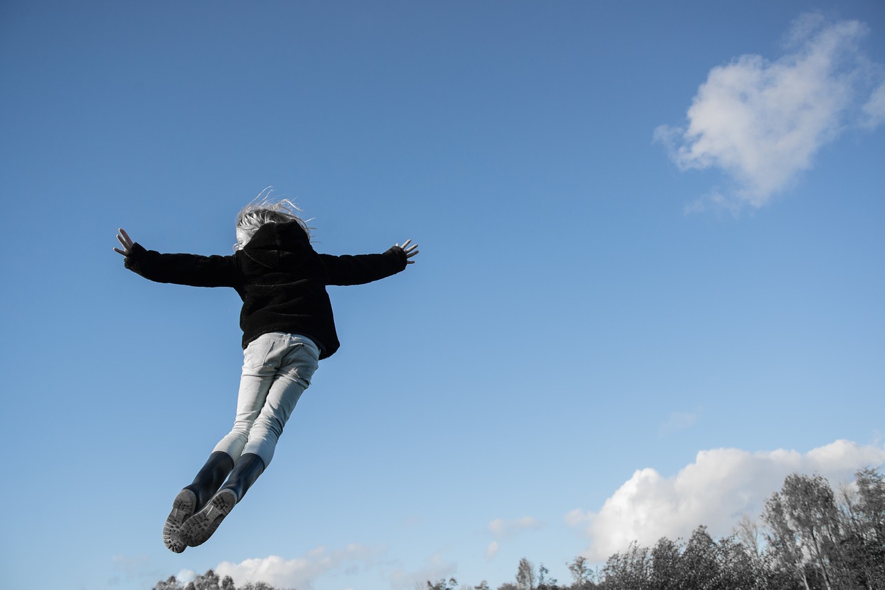 Ilustrasi wanita melompat (SinPo.id/ Pixabay)
