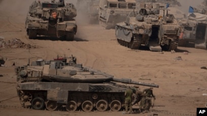 Sejumlah tank Israel tampak di area pementasan dekat perbatasan Israel-Gaza di Israel selatan (SinPo.id/AP)
