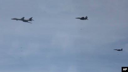 Pembom B-1B Angkatan Udara A.S. (kiri) dan jet tempur Korea Selatan F-15K terbang di atas Semenanjung Korea (SinPo.id/AP)