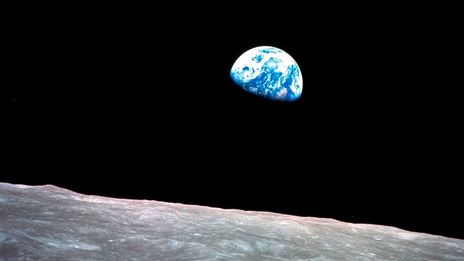Foto bumi berwarna pertama yang diambil oleh William Anders. (SinPo.id/NASA)