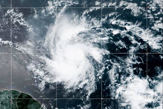 Pergerakan badai tropis Beryl yang terlihat melalui satelit (NOAA)