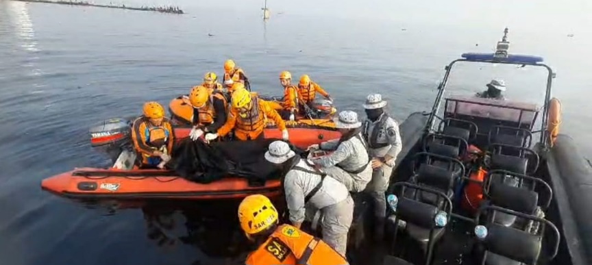 Tim SAR dan Bakamla RI menemukan jasad korban tenggelam di Jakut (SinPo.id/ Bakamla RI)