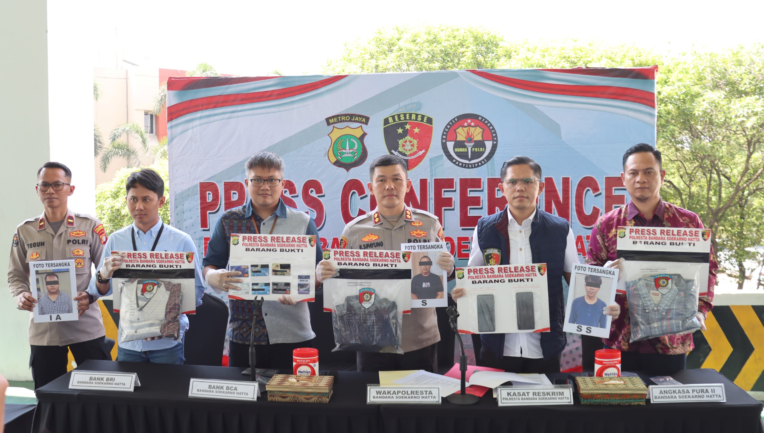 Konferensi pers kasus penipuan di Bandara Soetta (SinPo.id/ Humas Polda Metro Jaya)
