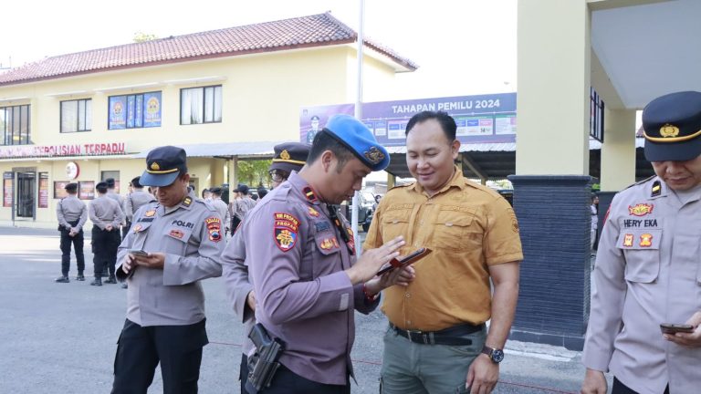 Propam saat memeriksa ponsel milik personel Polres Rembang (SinPo.id/ Humas Polri)