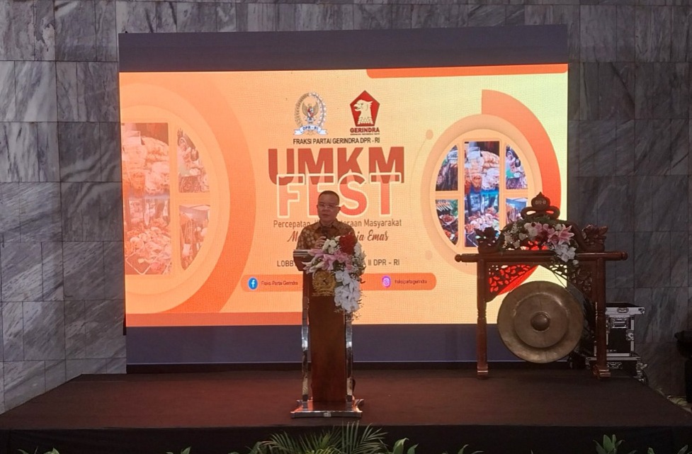 Wakil Ketua DPR RI, Dasco, mengapresiasi kegiatan UMKM FEST 2024 yang digelar oleh Fraksi Partai Gerindra di selasar Gedung Nusantara II DPR RI. (SinPo.id/Galuh Ratnatika)