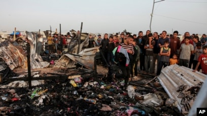 Warga Palestina menyaksikan kehancuran pasca serangan Israel yang menyebabkan para pengungsi tinggal di Rafah (SinPo.id/AP)