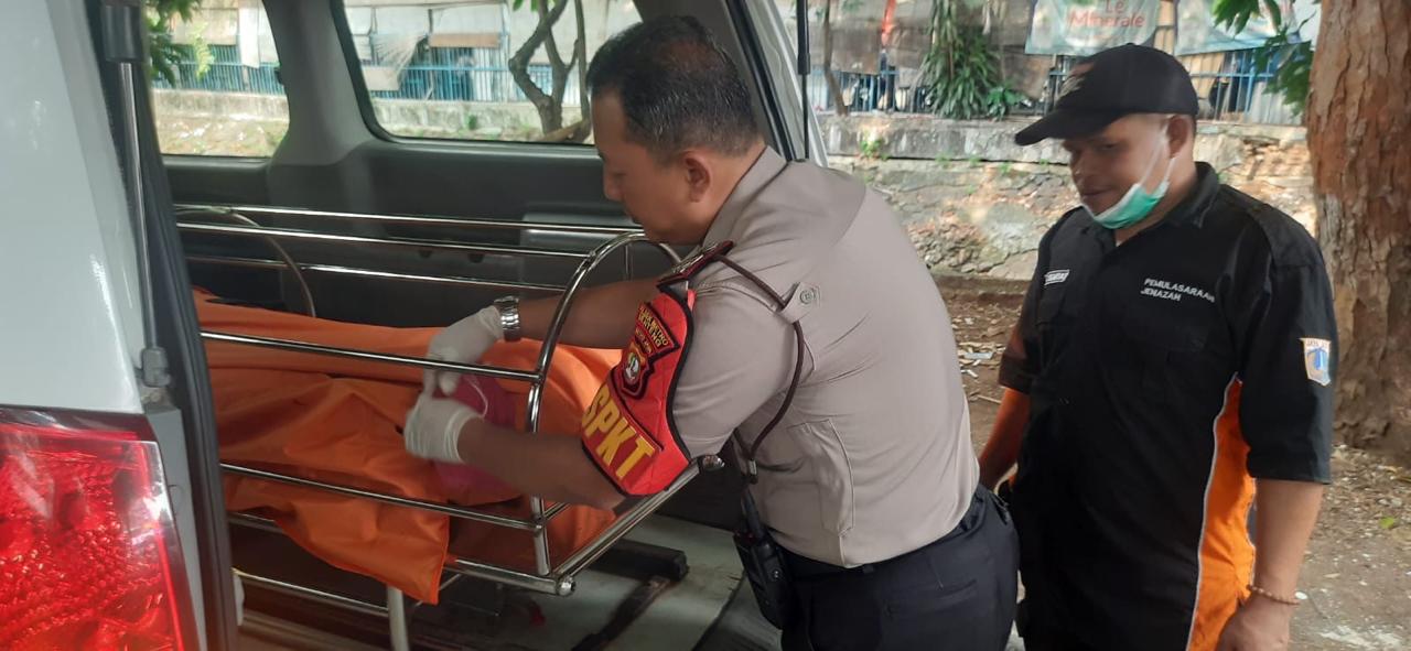 Polisi mengevakuasi mayat terduga pelaku pencurian kabel (SinPo.id/ Humas Polda Metro Jaya)