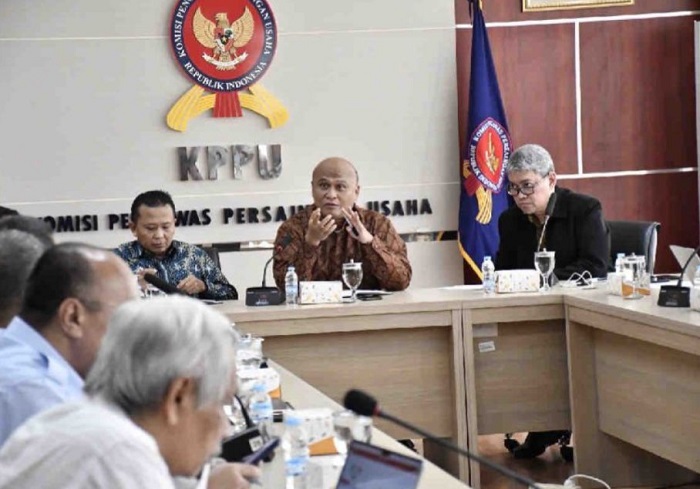 Komisioner KPPU Hilman Pujana (kedua kanan) (SinPo.id/ Dok. KPPU)