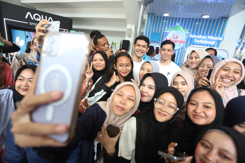 Ganda putra Indonesia Fajar Alfian/Muhammad Rian Ardianto berswa foto bersama pendukungnya dalam ajang Indonesia Open 2024 (Ashar/SinPo.id)