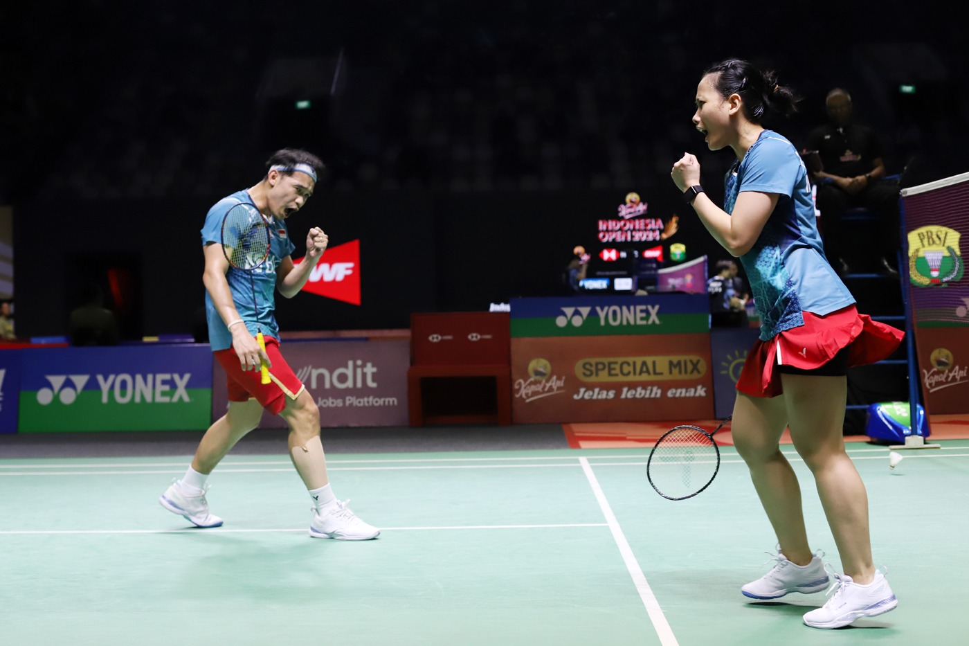 Rinov/Pitha gagal melaju ke babak 16 besar setelah kalah dengan skor 16-21, 21-18, dan 17-21 (Ashar/SinPo.id)