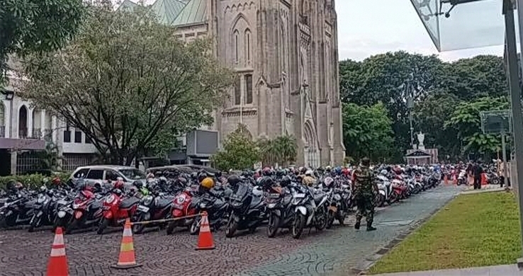 Jemaah salat Idul Adha Masjid Istiqlal memarkirkan kendaraannya di Gereja Katedral Jakarta. (SinPo.id)