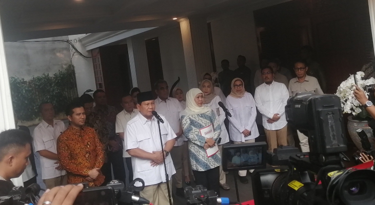 Ketum Gerindra Prabowo Subianto menyerahkan rekomendasi kepada Khofifah-Emil (SinPo.id/ Tio Pirnando)