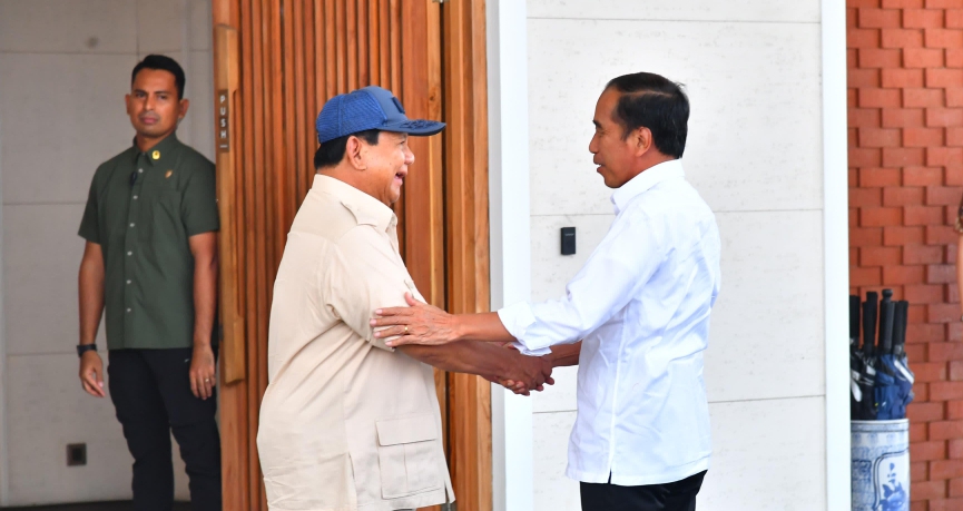 Menhan Prabowo Subianto saat memberi ucapan selamat ulang tahun ke Presiden Jokowi (SinPo.id/ Tim Media Prabowo)
