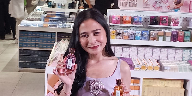 Prilly Latuconsina pamer parfum kesukaannya di Miniso Pink (Sinpo.id)