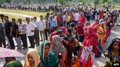 Para pemilih mengantre untuk memberikan suara dalam pemilihan umum India (SinPo.id/ AFP)