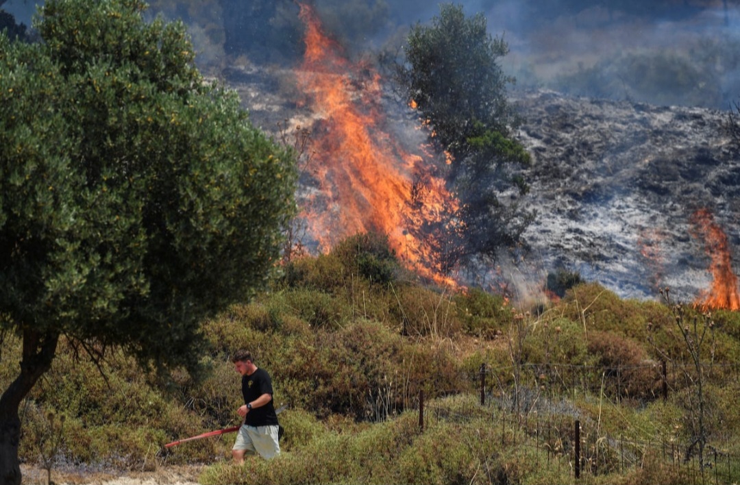Kebakaran yang disebabkan oleh serangan roket pasukan Hizbullah di Israel. (SinPo.id/Reuters)