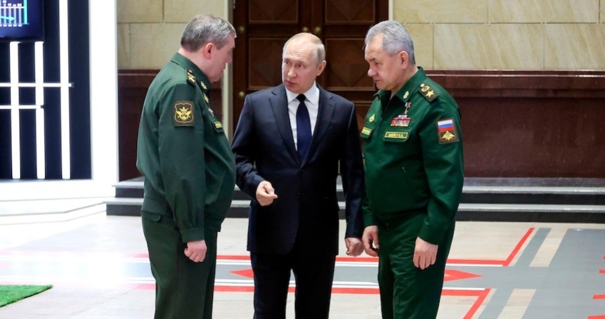 Presiden Vladimir Putin bersama Jenderal Valery Gerasimov (kiri) dan Sergei Shoigu (kanan). (SinPo.id/AP)