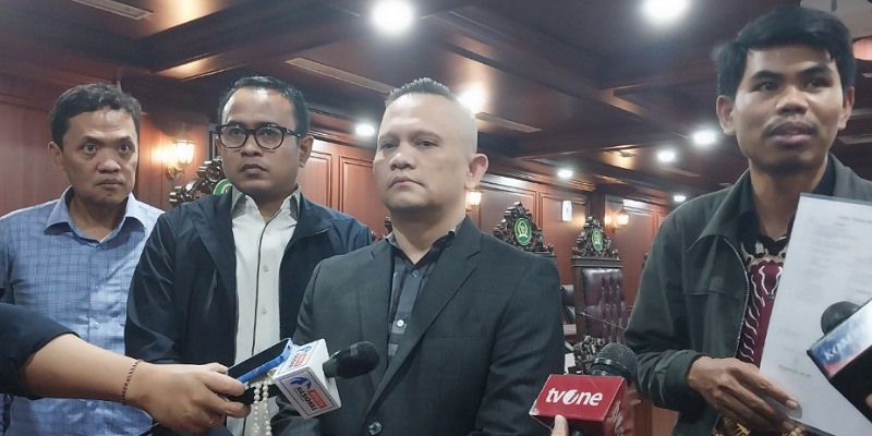 Muhammad Azhari beserta rekan-rekannya saat memberi keterangan pers di DPR (Sinpo.id/Galuh Ratnatika)