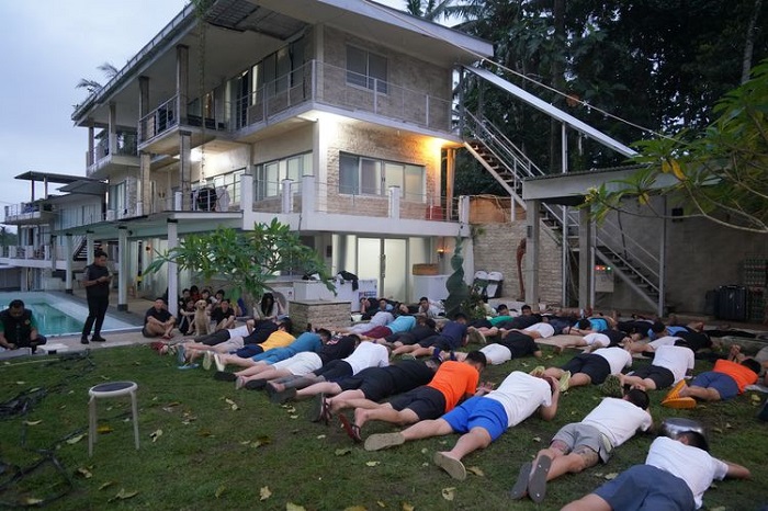 Ratusan WNA yang diamankan petugas Imigrasi di sebuah villa di Tabanan. (SinPo.id/Dok. Imigrasi)
