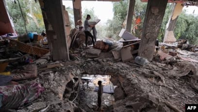 Warga Palestina memeriksa kerusakan pada sebuah rumah yang hancur akibat serangan Israel ke kamp al-Bureij di Gaza tengah (SInPo.id/AFP)