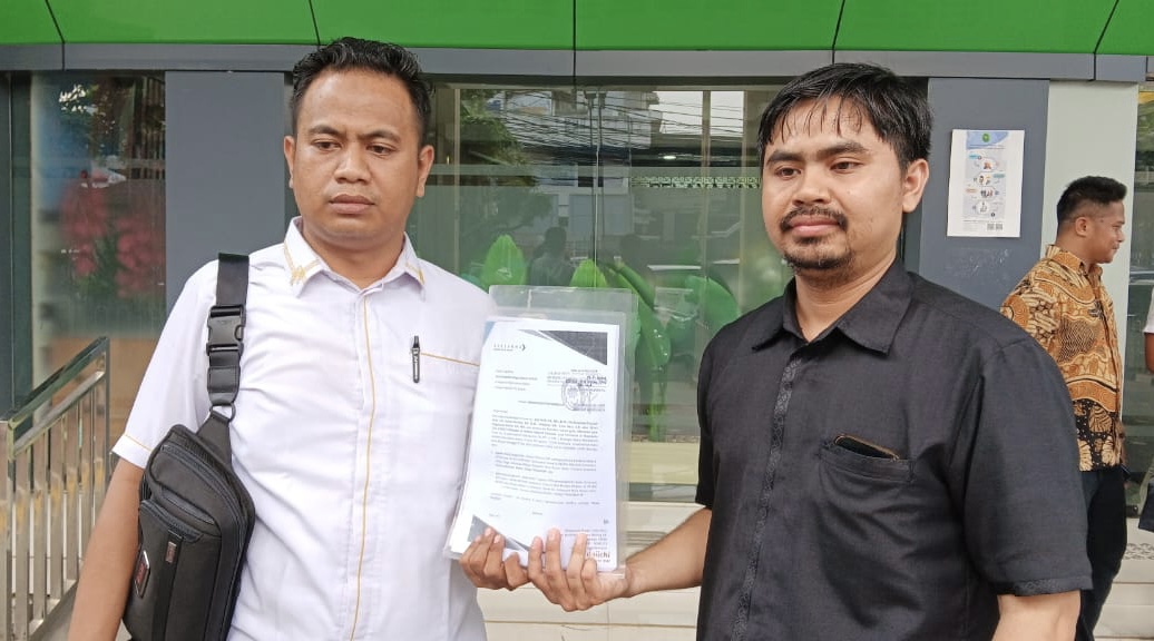 Kuasa hukum security PT SKB, Arifuddin dan Rival Mainur, menunjukkan bukti permohonan praperadilan di Pengadilan Negeri Jakarta Selatan, Senin, 10 Juni 2024.