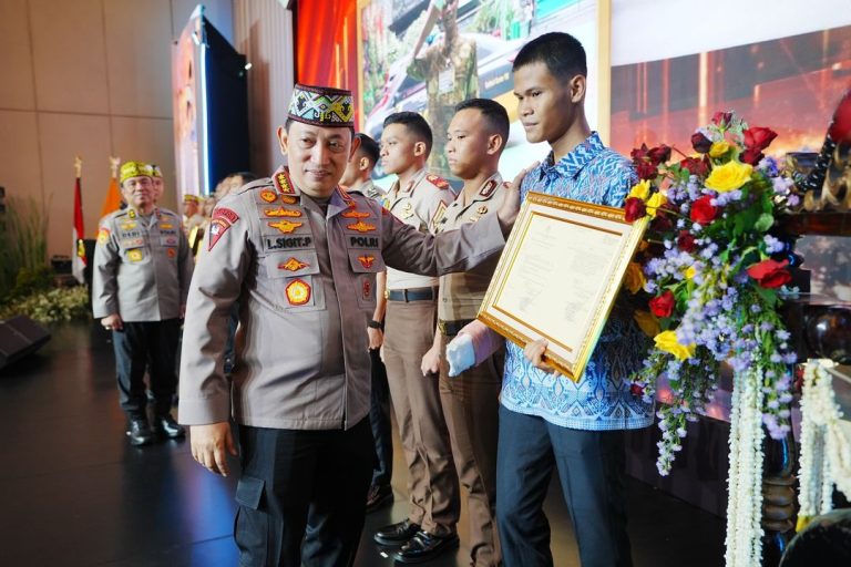 Kapolri Jenderal Pol Listyo Sigit Prabowo memberi penghargaan ke Casis Polri korban begal (SinPo.id/ Humas Polri)