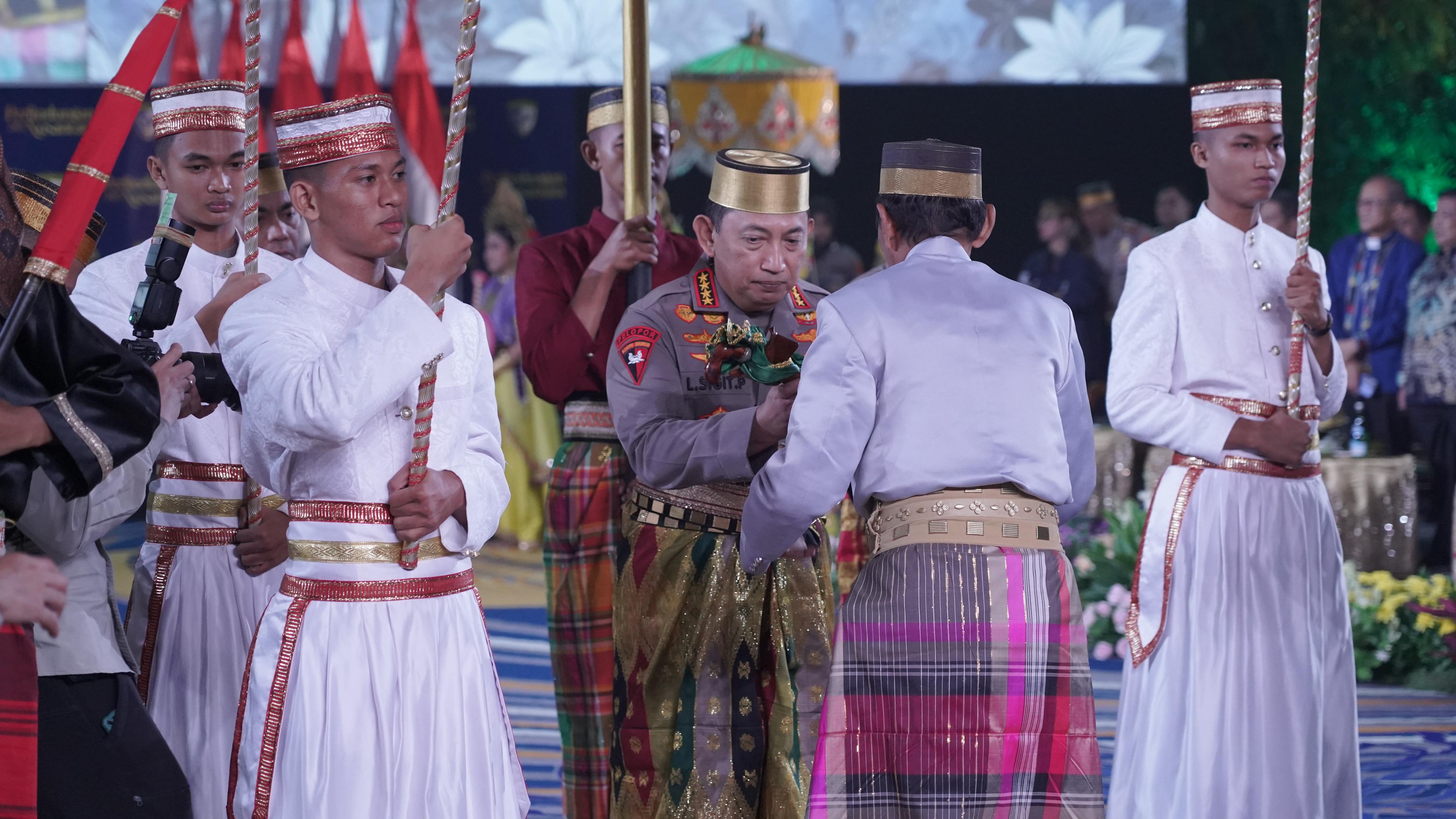 Kapolri Jenderal Pol Listyo Sigit Prabowo saat terima tiga gelar adat di Sulsel (SinPo.id/ Humas Polri)