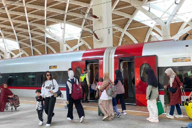 Sejumlah calon penumpang Kereta Cepat Indonesia China (KCIC) atau Whoosh pada Selasa, 18 Juni 2024. (SinPo.id/Humas KCIC)