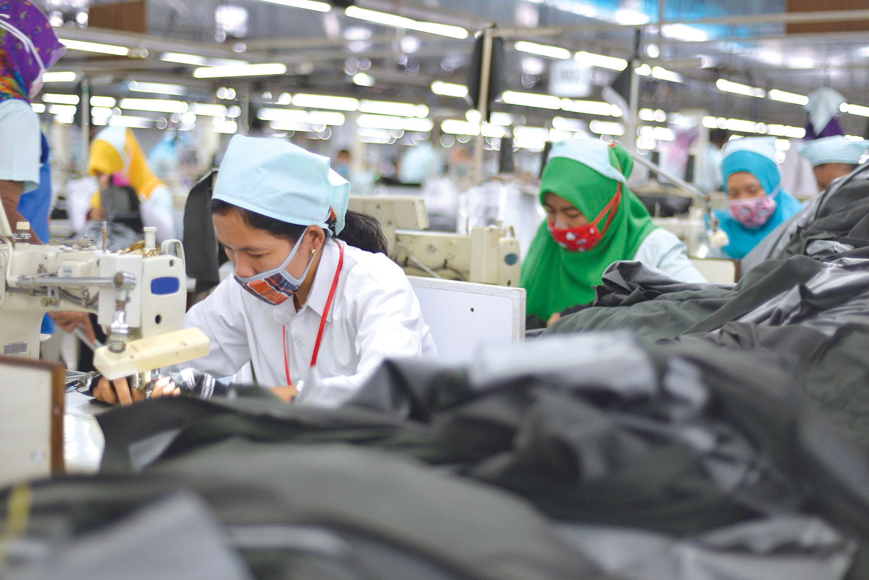 Ilustrasi para karyawan industri tekstil. (SinPo.id/dok. Kemenperin)