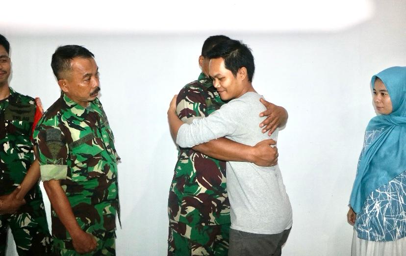 Kesalahpahaman antara TNI dan driver online berakhir damai (SinPo.id/ Puspen TNI)