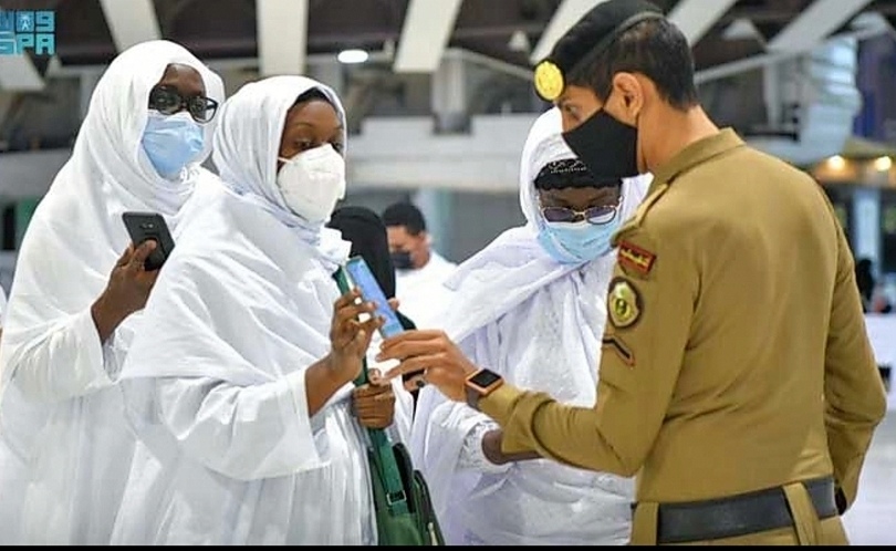 Petugas memeriksa identitas jemaah di Arab Saudi (SinPo.id/ Dok. Kemenag)