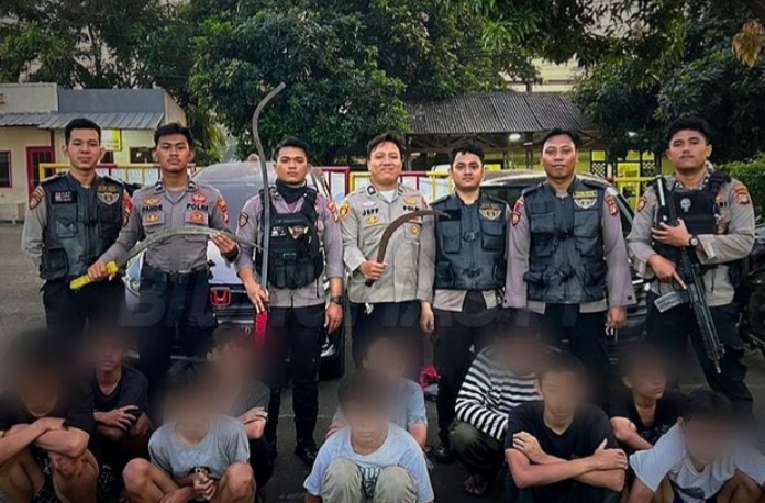Sebanyak sepuluh remaja yang konvoi bawa senjata tajam (SinPo.id/Dok. Polres Jakarta Barat)