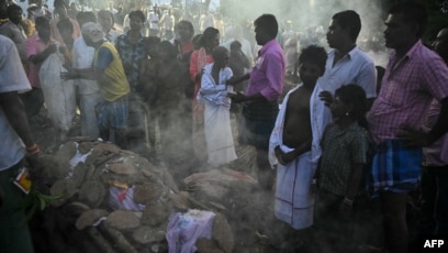 Pemakaman para korban yang meninggal akibat mengonsumsi alkohol beracun di India (SinPo.id/AFP)