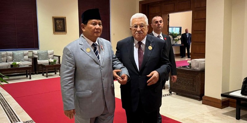 Prabowo dan Mahmoud Abbas bergandengan di acara KTT Gaza (Sinpo.id/Tim Media)