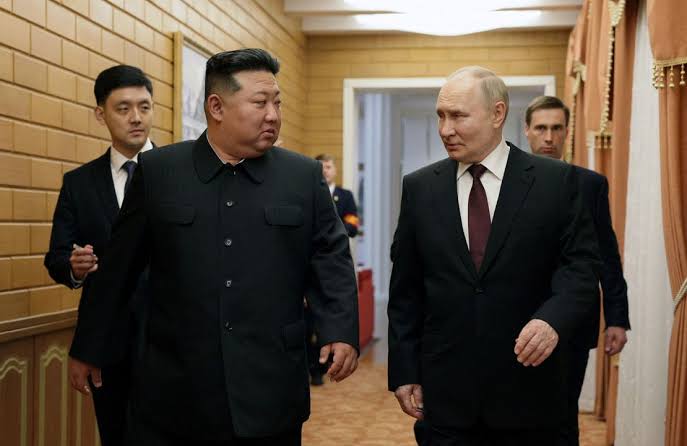 Pemimpin Korea Utara Kim Jong Un bersama Presiden Rusia Vladimir Putin (SinPo.id/ Reuters)