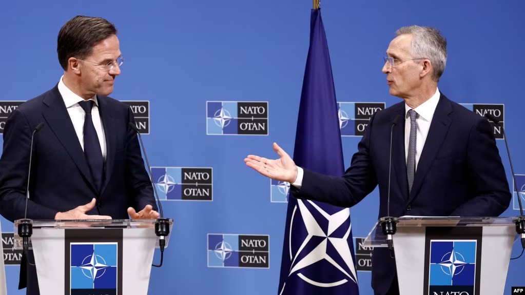 Sekretaris Jenderal NATO Jens Stoltenberg (kanan) dan Perdana Menteri Belanda Mark Rutte  (SinPo.id/AFP)