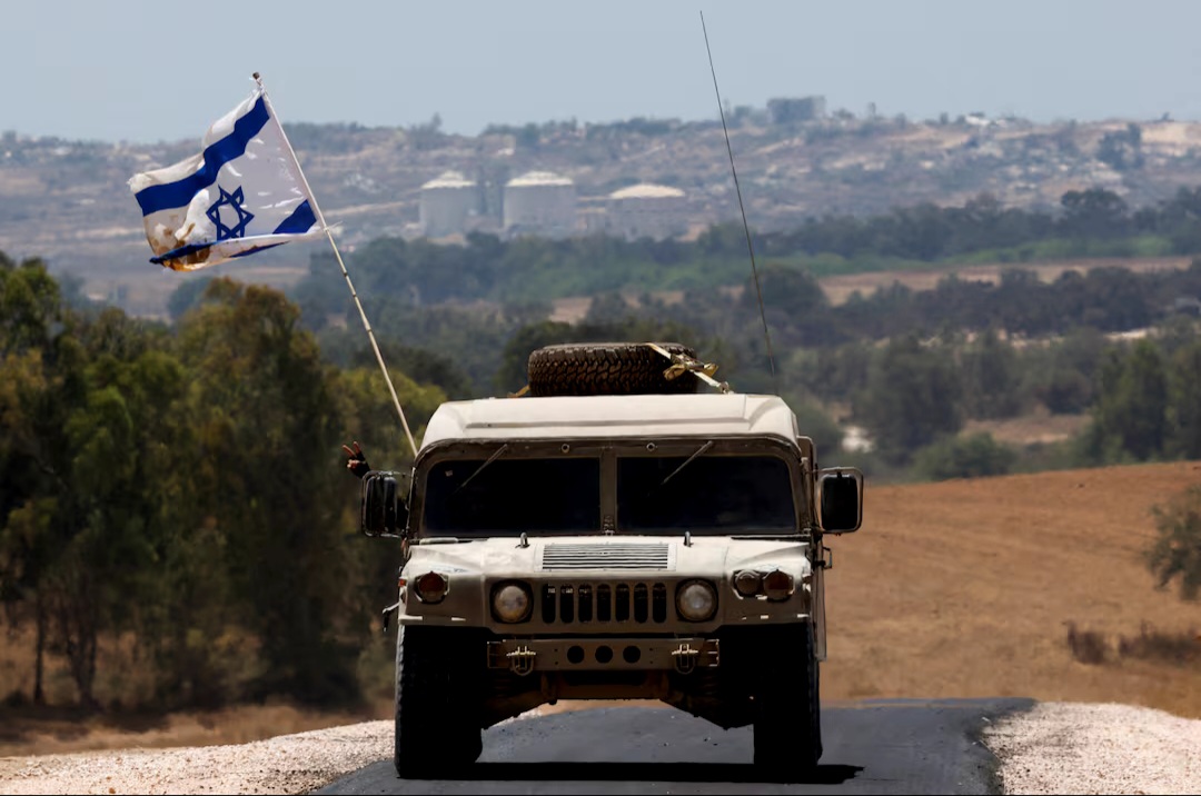 Kendaraan militer Israel yang bermanuver di Jalur Gaza. (Sinpo.id/Reuters)