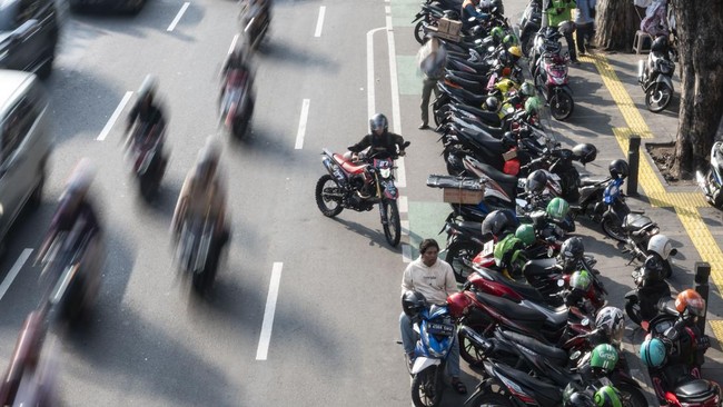 Ilustrasi. Suasana parkir liar di bahu jalanan Jakarta. (SinPo.id/Antara)