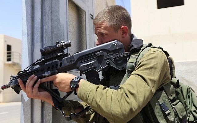 Tentara IDF yang menggunakan senjata Tavor buatan Israel. (SinPo.id/Flash90)