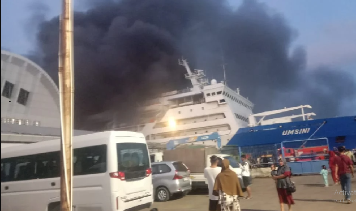 KM Umsini terbakar di pelabuhan. (SinPo.id/Istimewa)